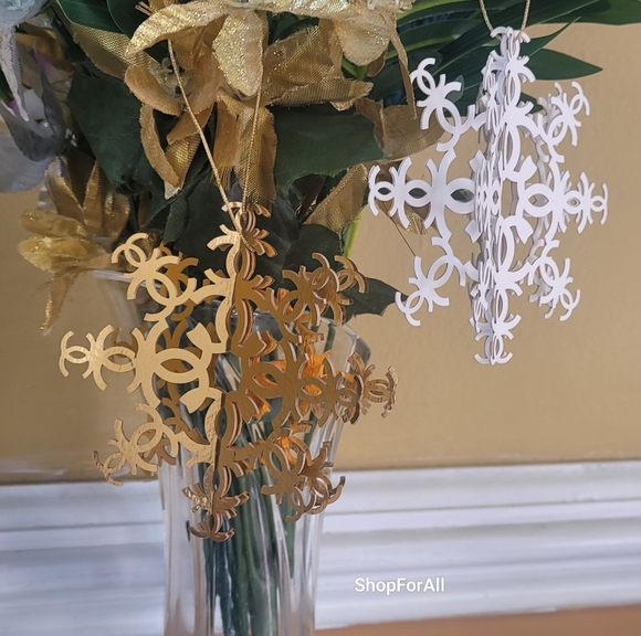 2024 CHANEL SNOWFLAKE ORNAMENTS SET - Picture 6 of 11